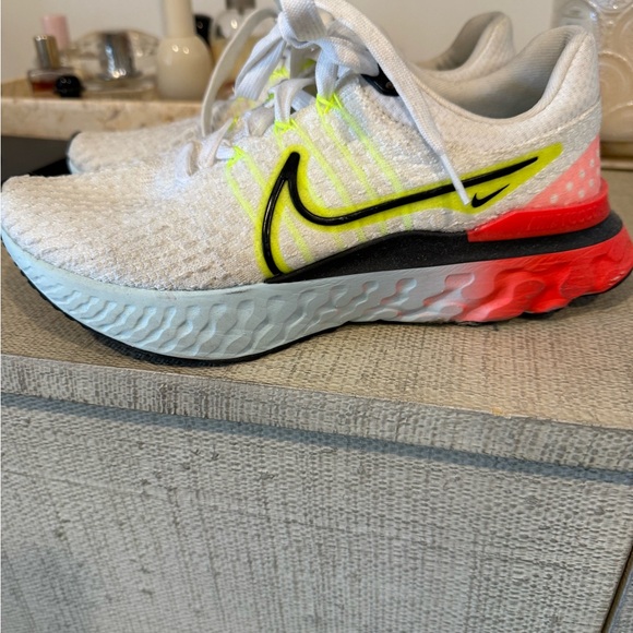 Woman’s nike react sneaker - Picture 2 of 6